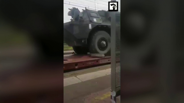 В Париж вошла военная техника (видео)